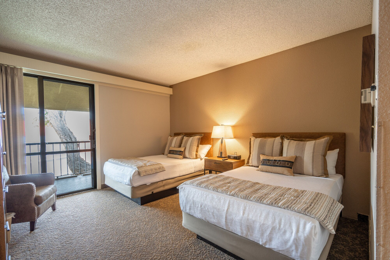Bedroom 2, Kellogg West Conference Center and Hotel, Los Angeles