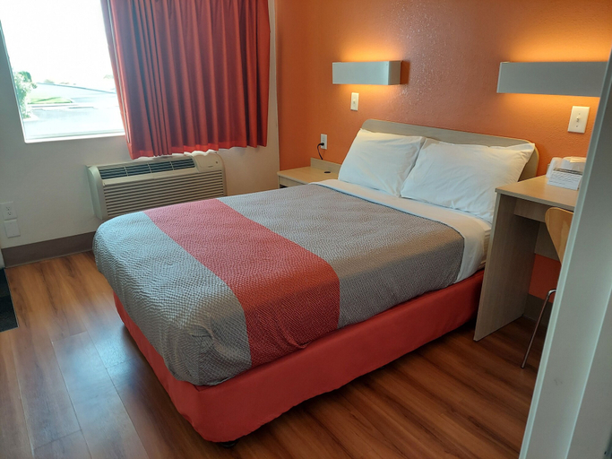 Bedroom 3, Motel 6 Pendleton, OR, Umatilla