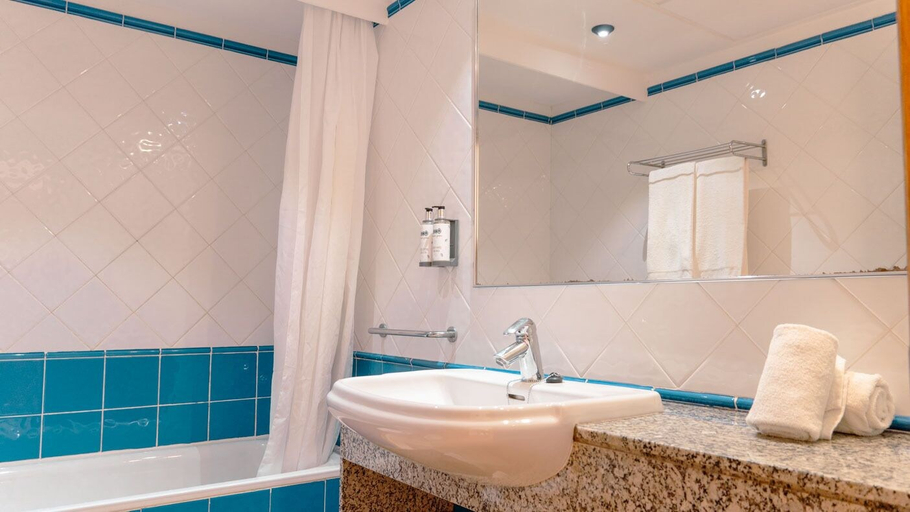 Bathroom 3, Rosamar Ibiza Hotel, Baleares