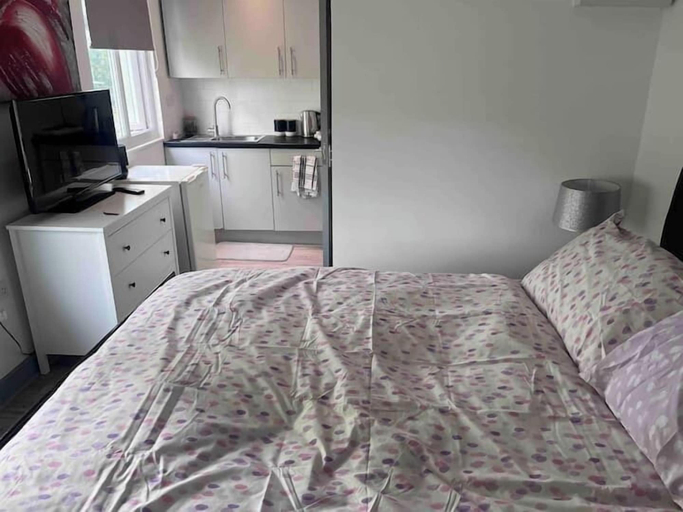 Bedroom 5, Remarkable Cozy 1-bed Studio in Romford London Uk, London
