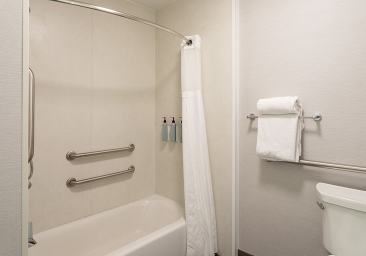 Bathroom 4, Courtyard Minneapolis St. Paul/Roseville by Marriott, Ramsey