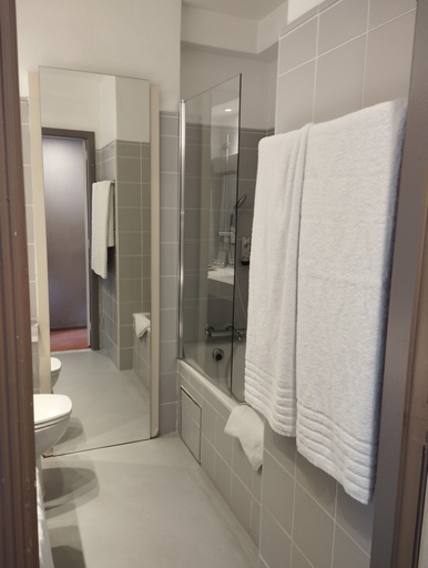 Bathroom 4, New Hotel Charlemagne, Bruxelles