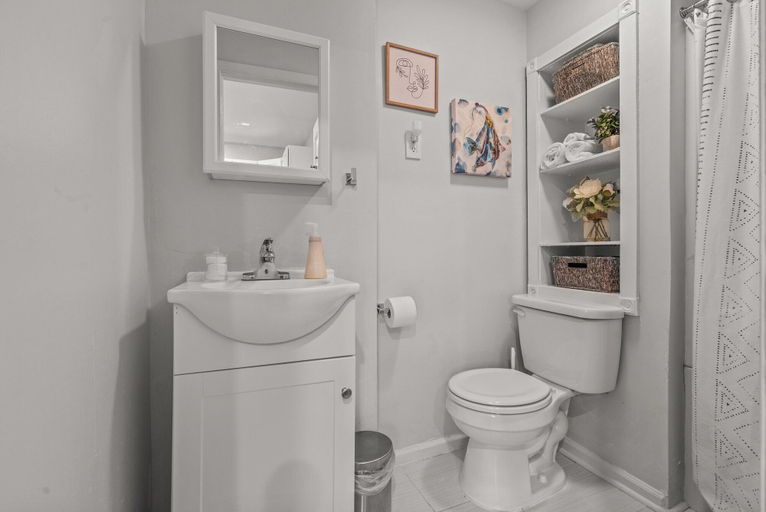 Bathroom 4, East Passyunk Trendy Apartment, Philadelphia