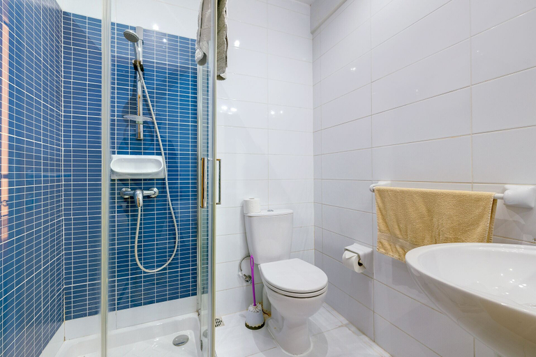 Bathroom, Modern 1BR Maisonette Steps From the Promenade