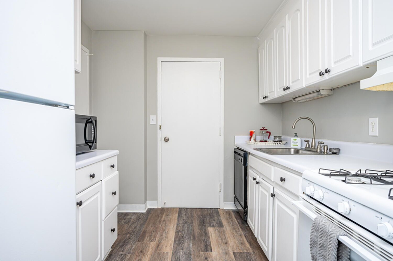 Others 5, ATL Downtown 2B Condo with Free Parking, Atlanta