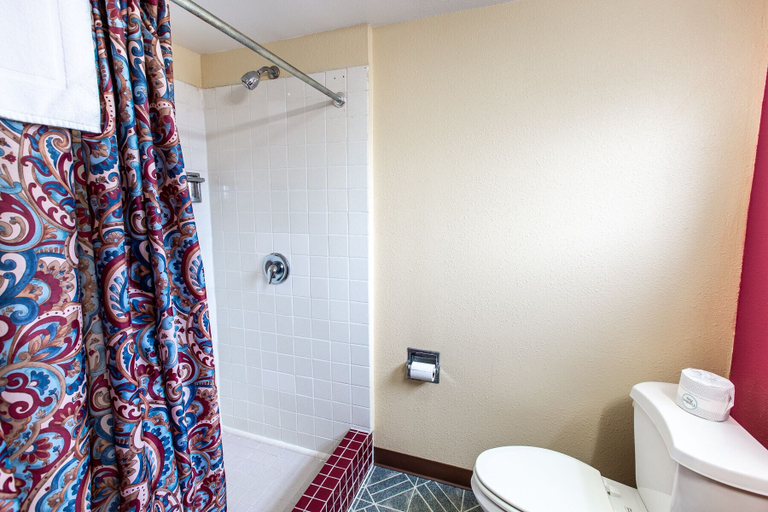 Bathroom 3, Autzen Inn, Lane
