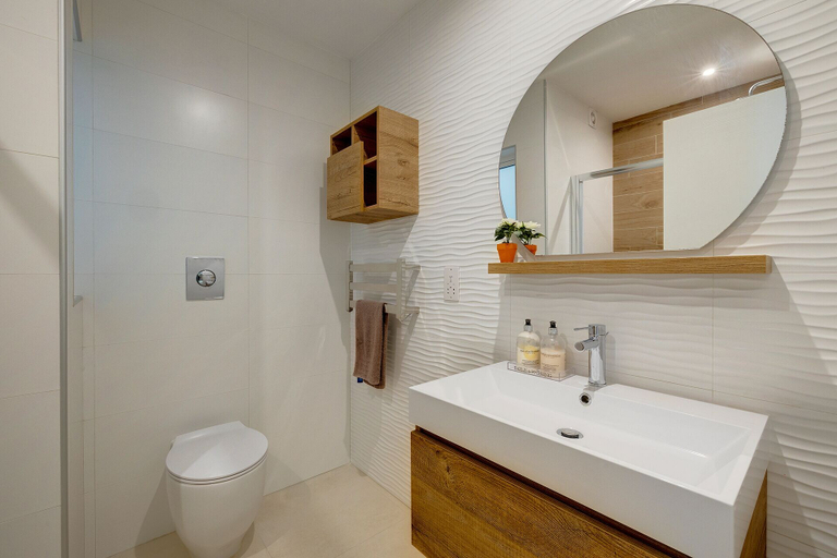 Bathroom 4, Stunning Apartment in a Central Location With Views
