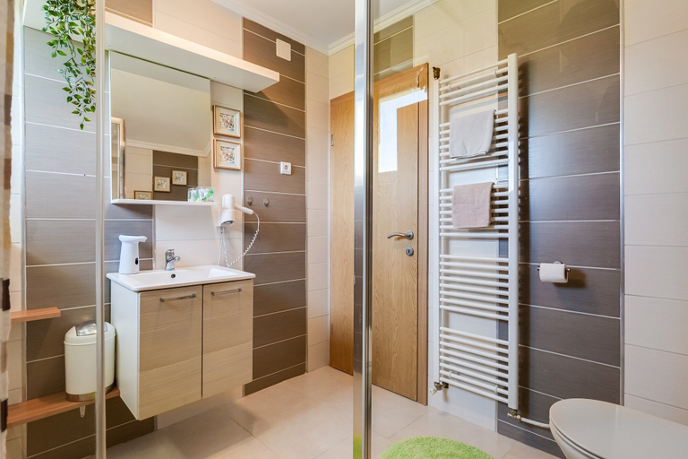 Bathroom 3, Holiday Home Green Gold, Brinje