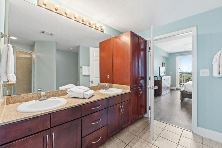 Bathroom 4, Laketown Wharf by Book That Condo, Bay
