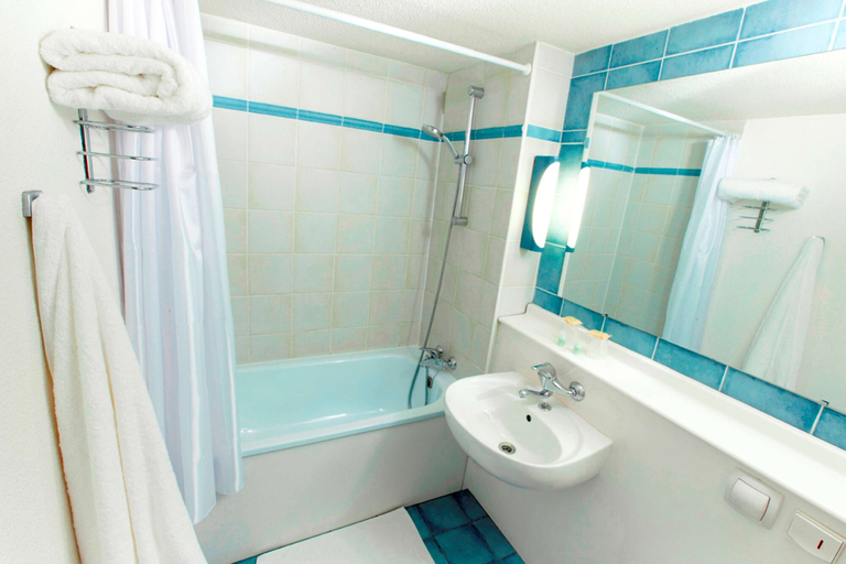 Bathroom 5, Kyriad Caen Nord - Hérouville Saint Clair, Calvados