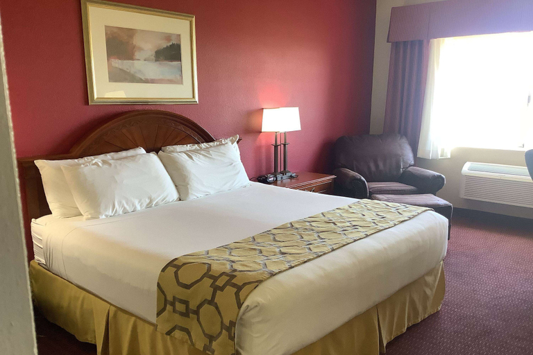 Bedroom 3, Baymont Inn & Suites by Wyndham, Navajo