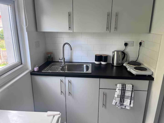 Others 2, Remarkable Cozy 1-bed Studio in Romford London Uk, London