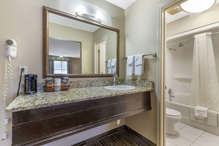 Bathroom 5, Best Western Sunday House Inn, Kerr