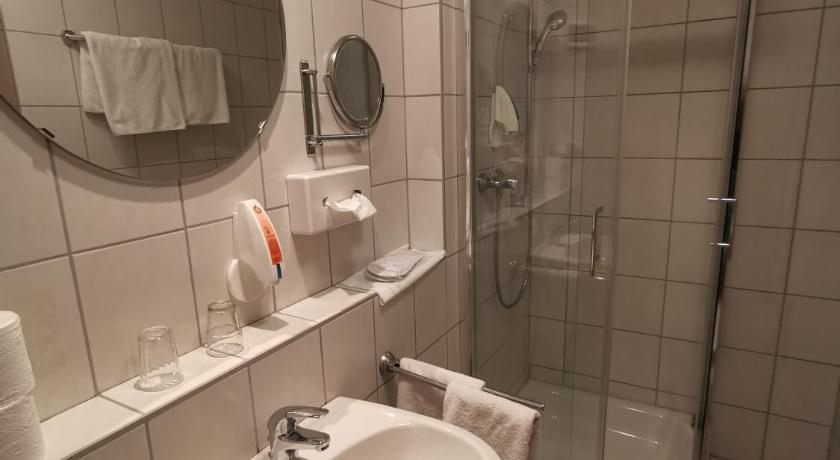 Bedroom 2, Hotel Romerhof, Straubing