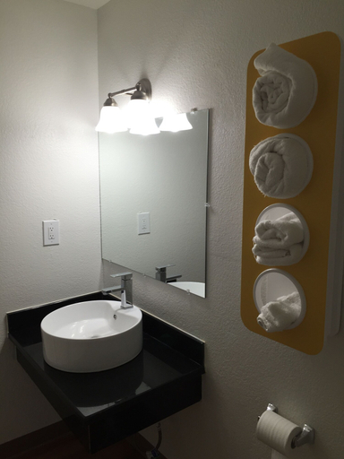 Bathroom 3, Motel 6 Prairie Du Chien, WI, Crawford