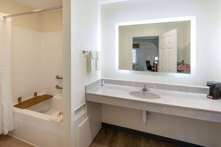 Bathroom 4, Baymont by Wyndham Biloxi/Ocean Springs, Jackson