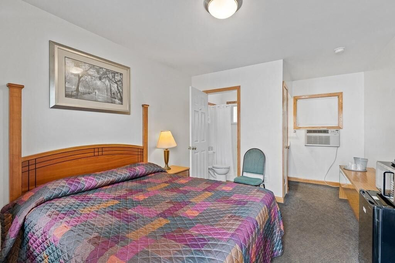 Bedroom 2, Riviera Motel Erie, Erie