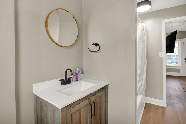 Bathroom 4, The village, Marion