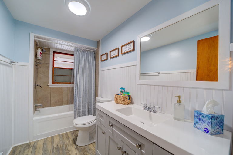 Bathroom 2, Whitehall Cottages, Muskegon