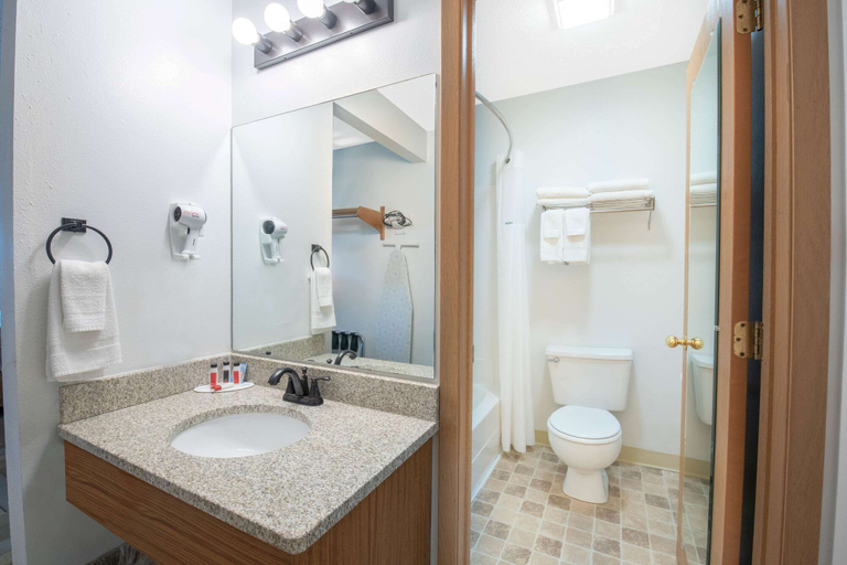 Bathroom 5, Travelodge by Wyndham Spearfish, Lawrence