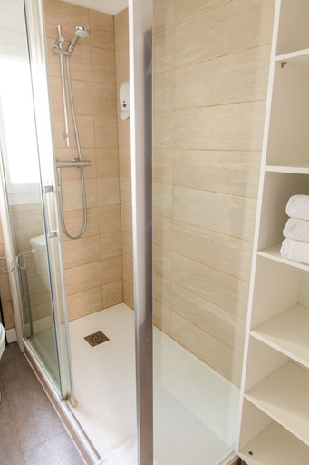 Bathroom 4, Le Relais des Templiers, Loiret
