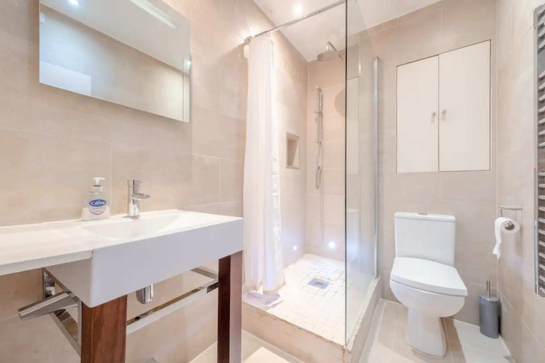 Bathroom, Lovely 1 Bedroom With Patio - 10 Mins From Hyde Park, London