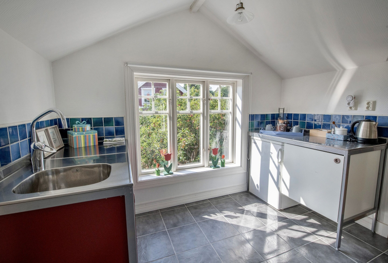 Private kitchen, 2 Bed House Sleeps 4 with Garden & Free Parking, Ronneby