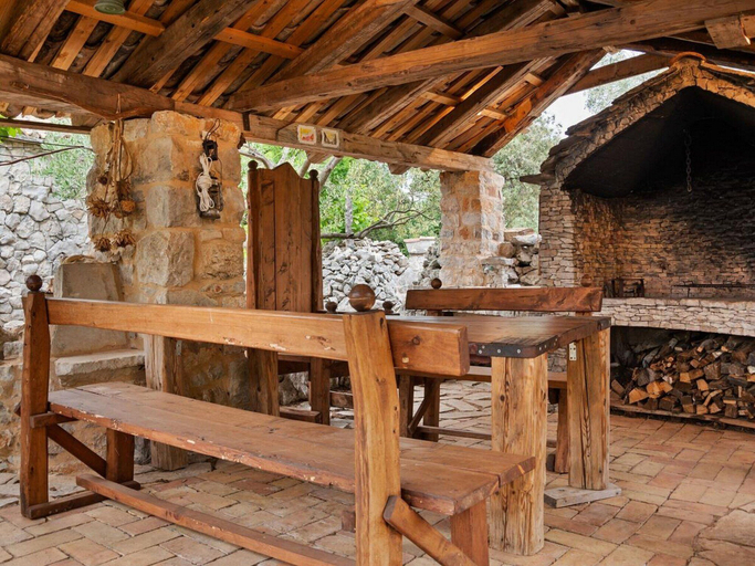 Others 4, Sage House, Trpanj