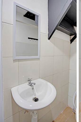Bathroom 4, Hotel O Nawangwulan, Blitar