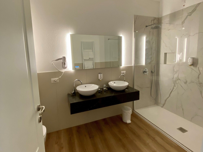 Bathroom 5, Hotel Pai, Verona