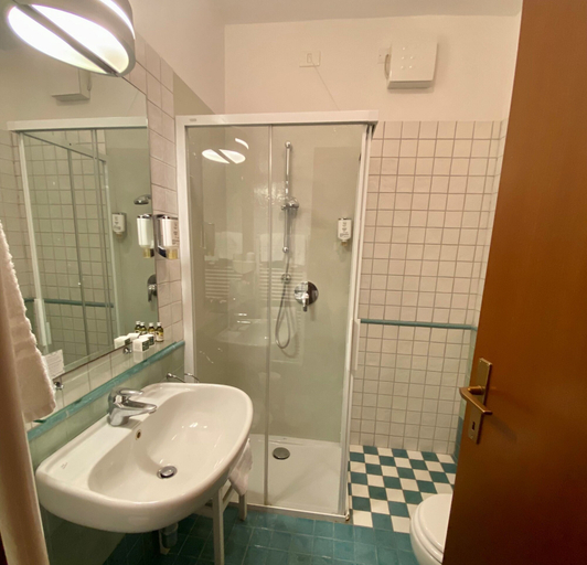 Bathroom 5, Hotel Pai, Verona