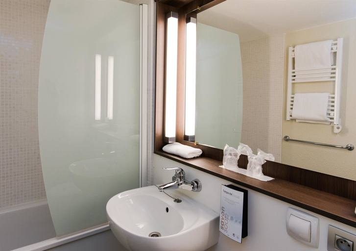 Bathroom 4, Hotel Campanile Agen, Lot-et-Garonne