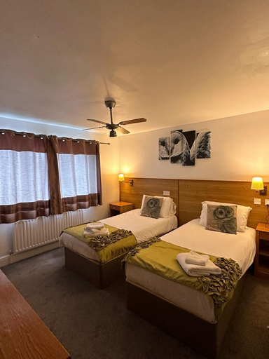 Bedroom 3, The Pheasant Bar & Restaurant Hotel, Wokingham