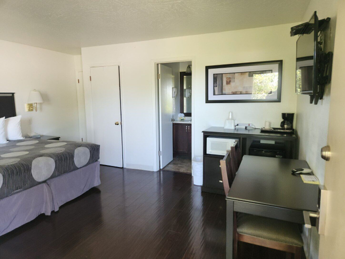 Bedroom 3, The View Motel, Yavapai