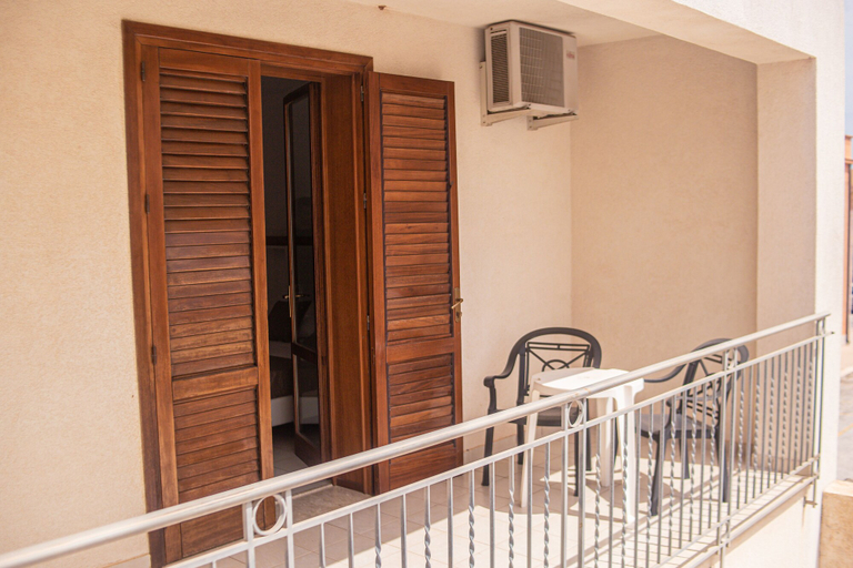 Others 5, hotel al paradise, Trapani