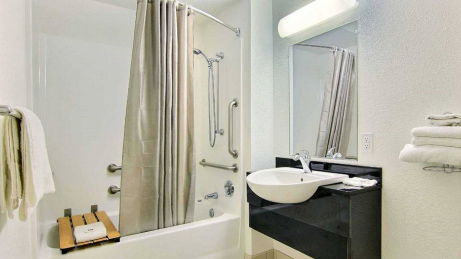 Bathroom 4, Motel 6 Kingsville, TX, Kleberg