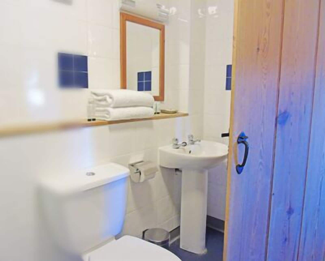 Bathroom 3, The Falcon at Hatton, Warwickshire