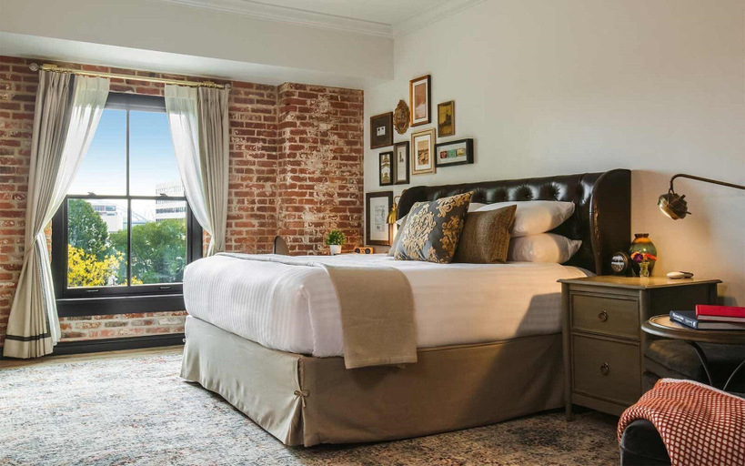 Bedroom 2, The Charmant Hotel, La Crosse