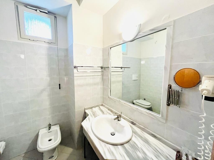 Bathroom 5, ALBERGO RISTORANTE BELSITO FIUGGI Nhost, Frosinone
