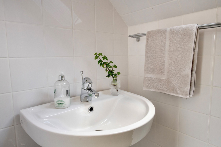 Bathroom 3, 2 Bed House Sleeps 4 with Garden & Free Parking, Ronneby