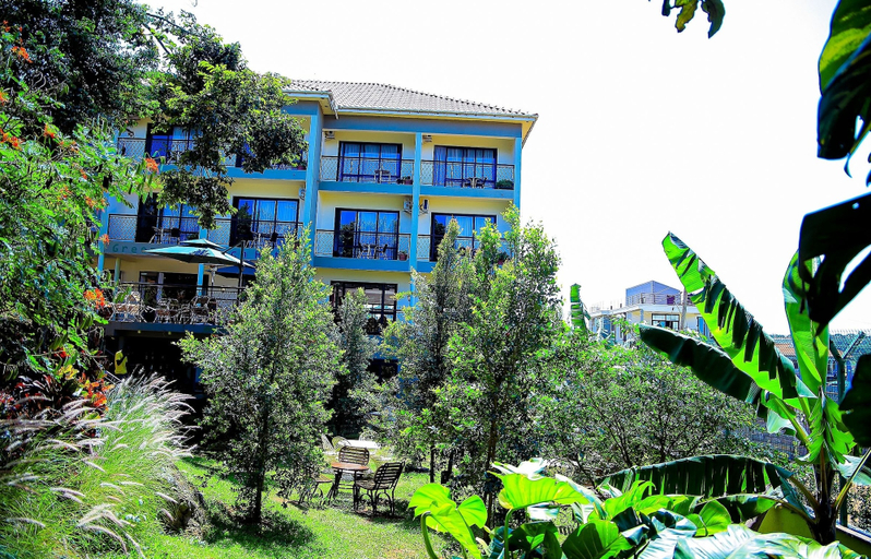 Exterior & Views