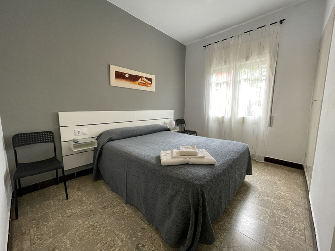 Bedroom 4, Hostal Mediterráneo, Girona