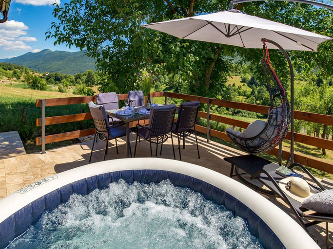 Outdoor spa tub 2, Matan House, Otočac