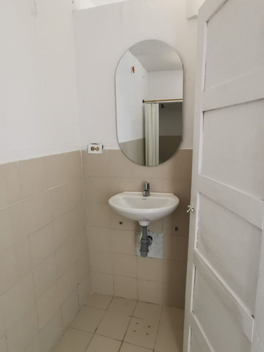 Bathroom 3, Tata Lolo