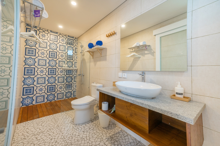 Bathroom 5, Fourleaf, Badung