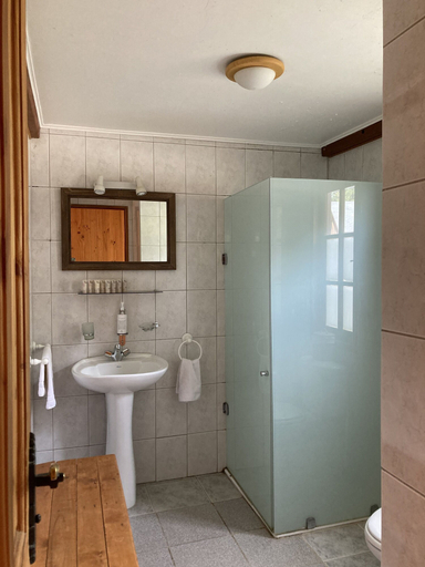 Bathroom 3, Green Baker Lodge, General Carrera