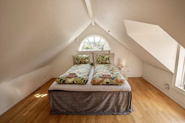 Room 2, 2 Bed House Sleeps 4 with Garden & Free Parking, Ronneby