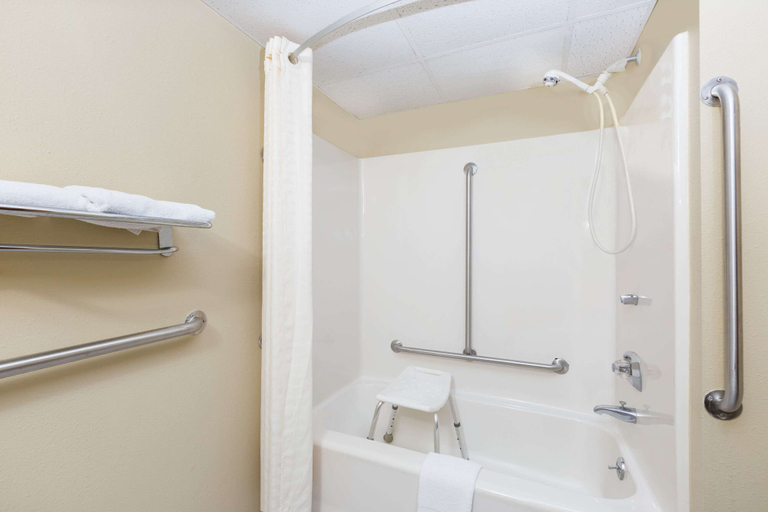 Bathroom 4, Super 8 by Wyndham Grinnell IA, Poweshiek