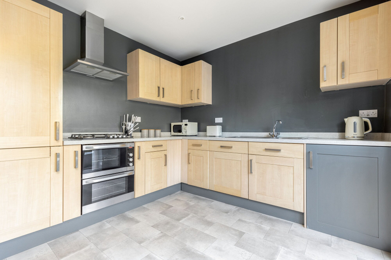Others 5, Spacious 3 Bed Flat Putney, London