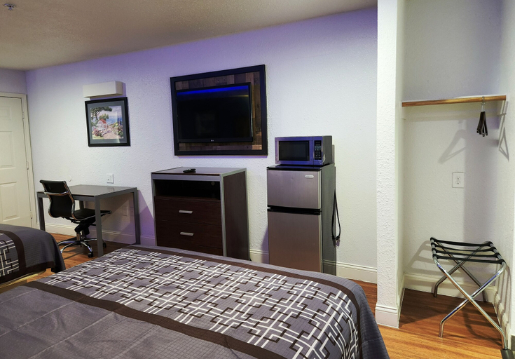 Bedroom 3, Express Inn Tomball, Houston